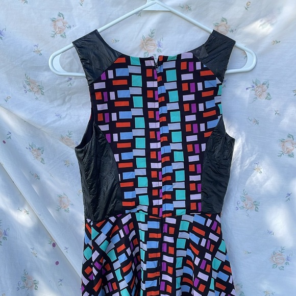 Black dress with geometric shapes - Picture 3 of 8